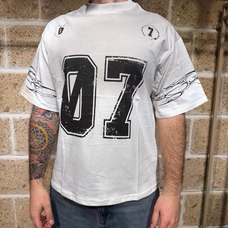 T-Shirt “07” oversize con stampa e abrasioni