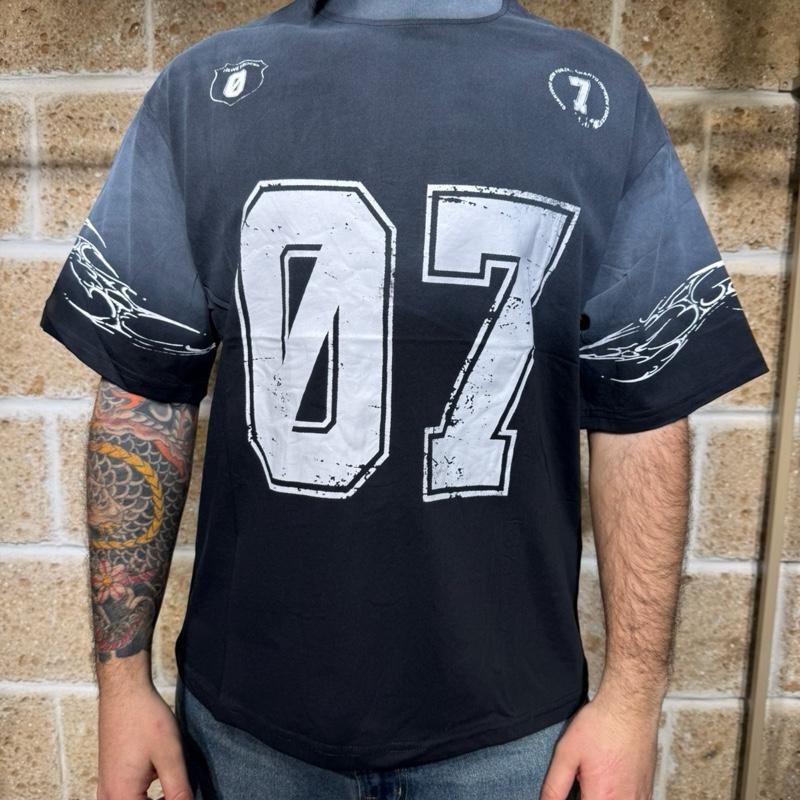 T-Shirt “07” oversize con stampa e abrasioni